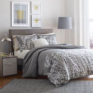 Gray and White Floral Full/Queen Comforter Set